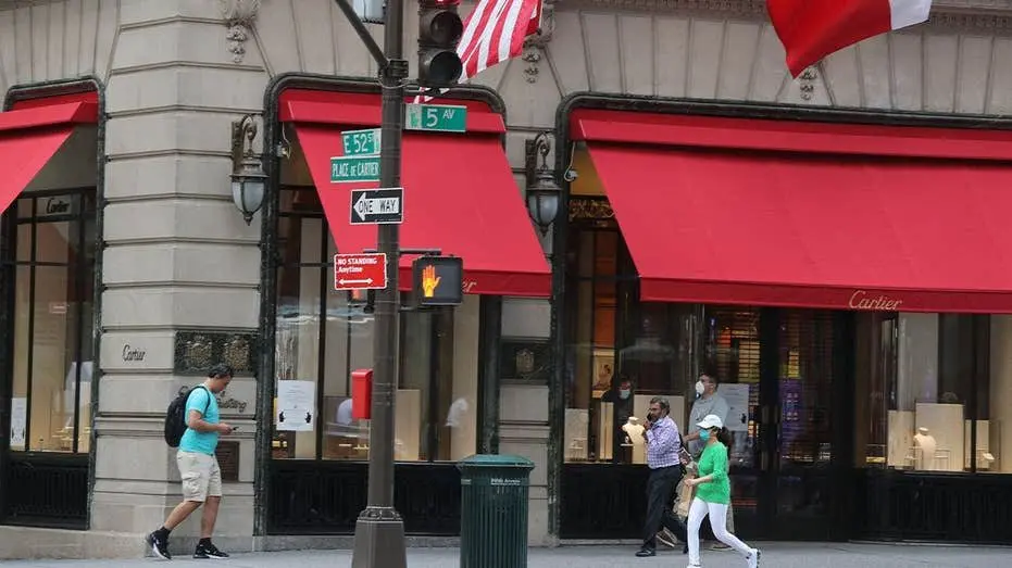 woman-falls-into-manhole-5th-ave-03760589
