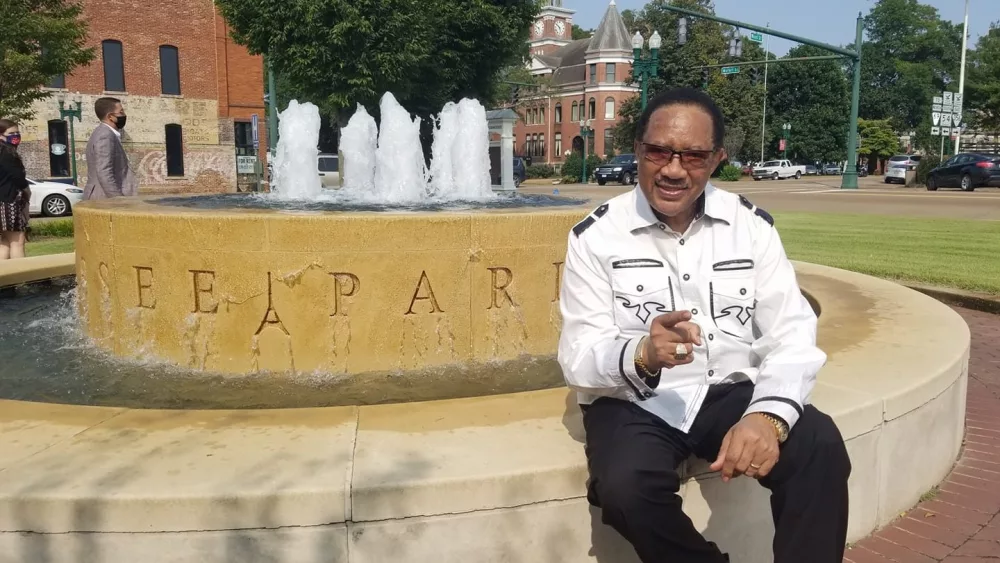 bobby-jones-at-fountain