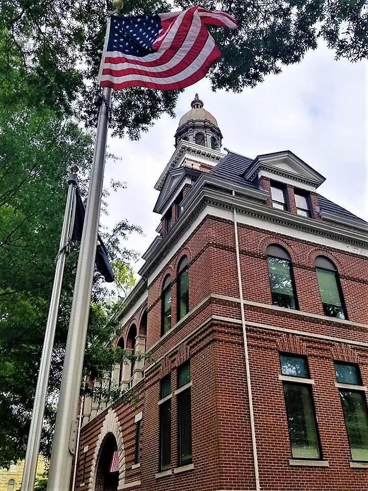 cthouse-w-flag