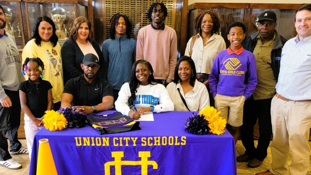 ervin-signs-with-mtsu-for-cheer-stunt