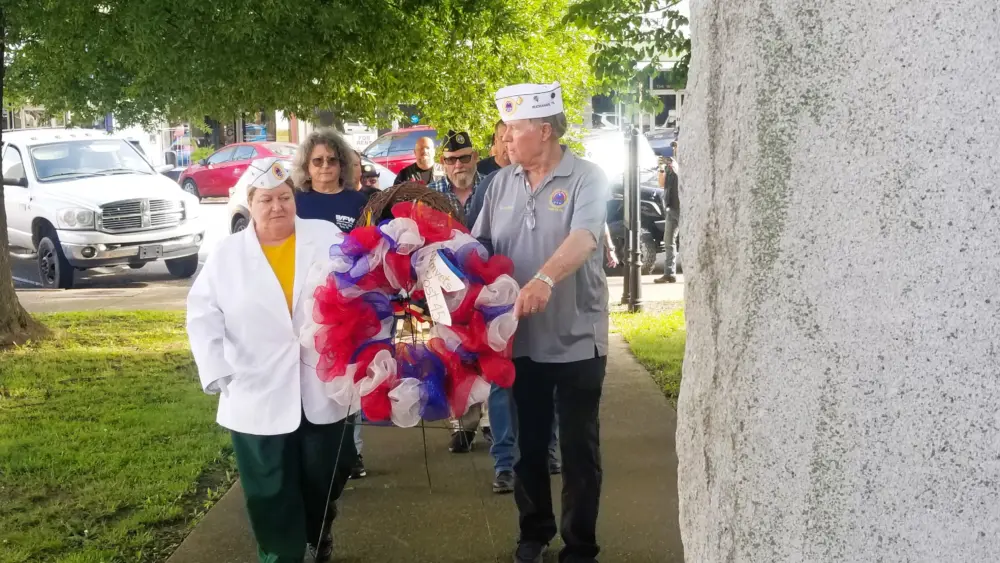 mem-24-laying-wreaths