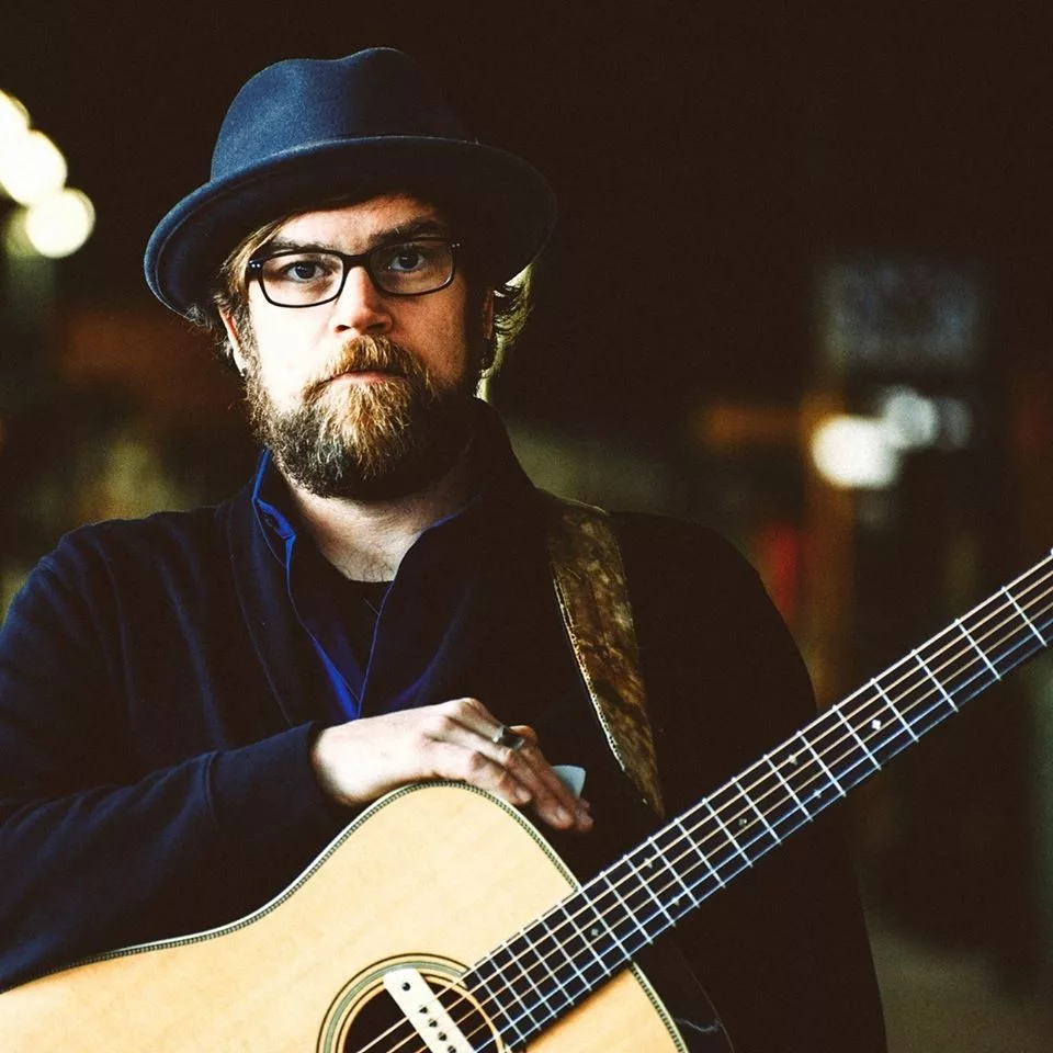 aaron-burdett-promo-pic-2