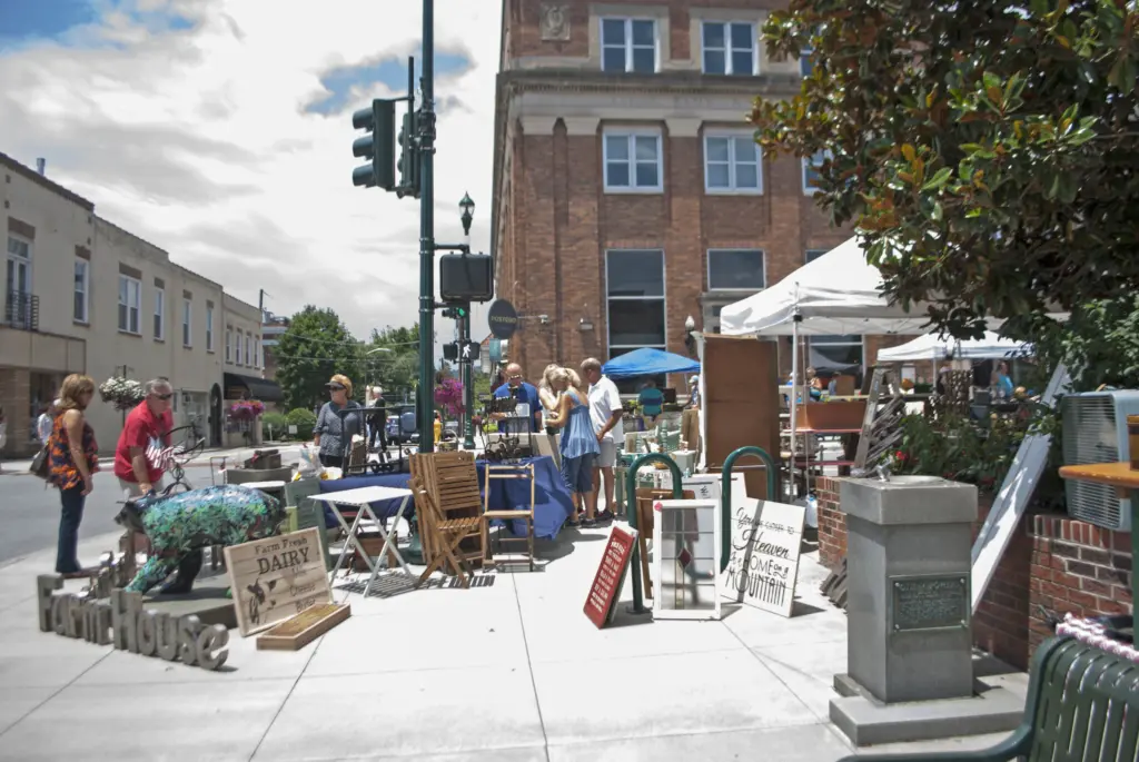 antique-vintage-show-on-main-street