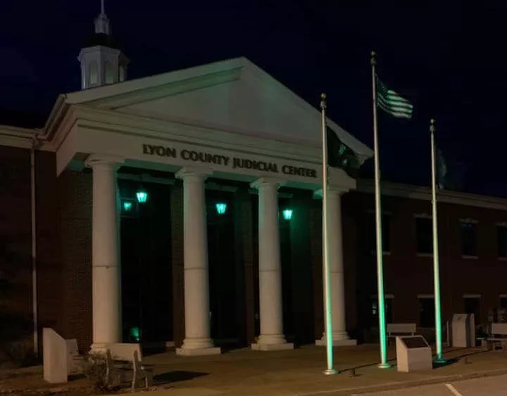 lyoncountycourthouselitup