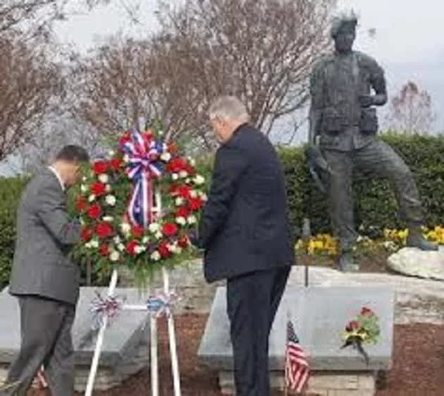 12-12-18-gander-wreath-laying