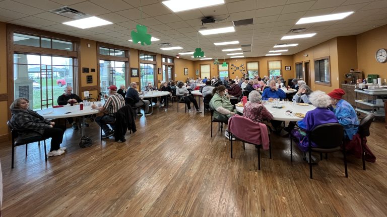 trigg-seniors-enjoying-lunch