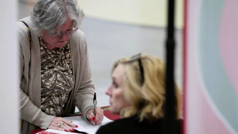 042524-job-fair-2-e1714080742305