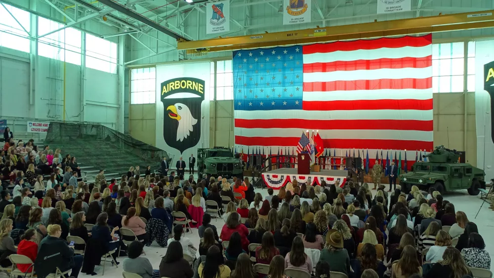 pence-visiting-ft-campbell