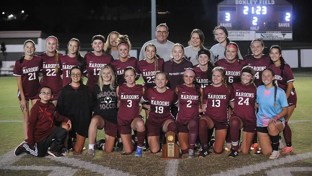 lady-maroons-pose-with-trophy256394