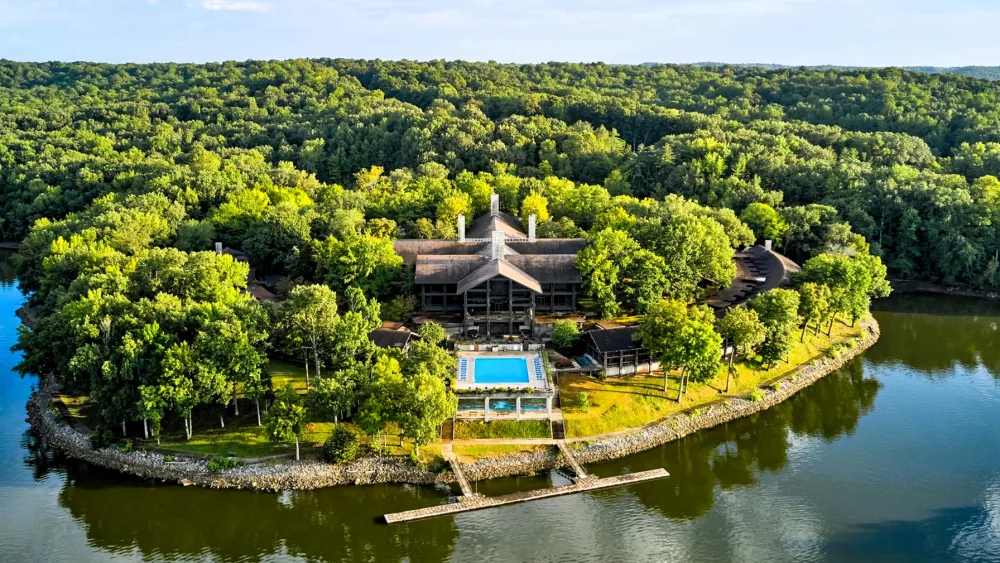 lake-barkley-state-resort-park-outdoor-pool-lodge