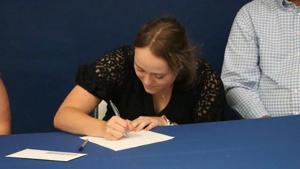 warren-signing-35-e1747861501385954310