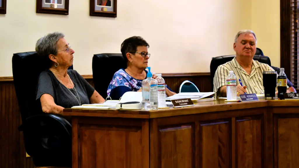 060325-cadiz-city-council-1