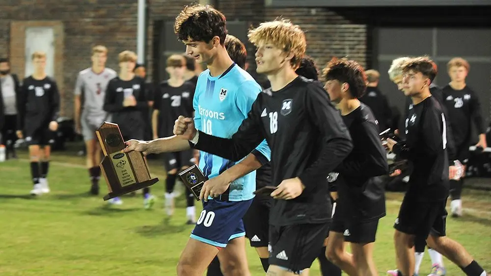 madisonville-with-trophy733289