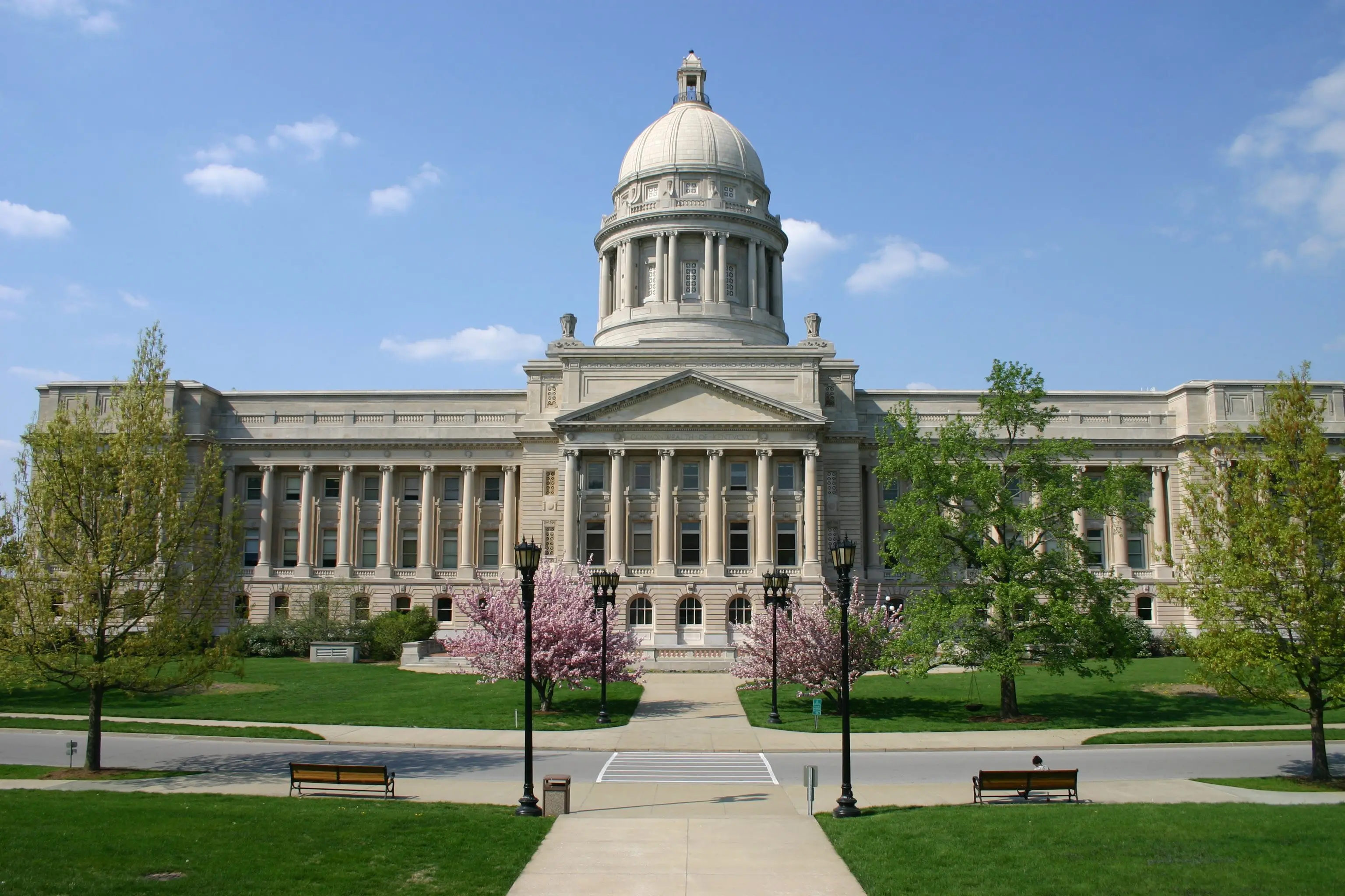 Kentucky State Capitol in Frankfort, a landmark featured in a VAERS analysis showing the state among those with higher serious case-reporting rates. Images courtesy of public sources/public domain.