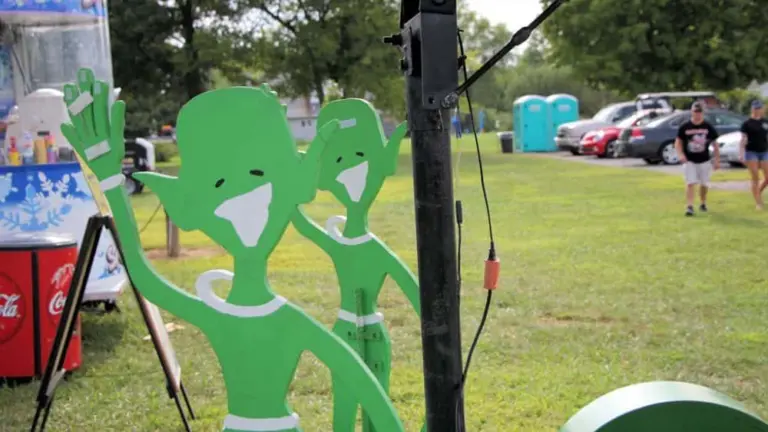 kelly-little-green-men-31