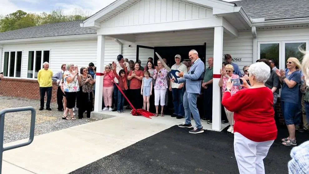 041726-ribbon-cutting-ponderosa