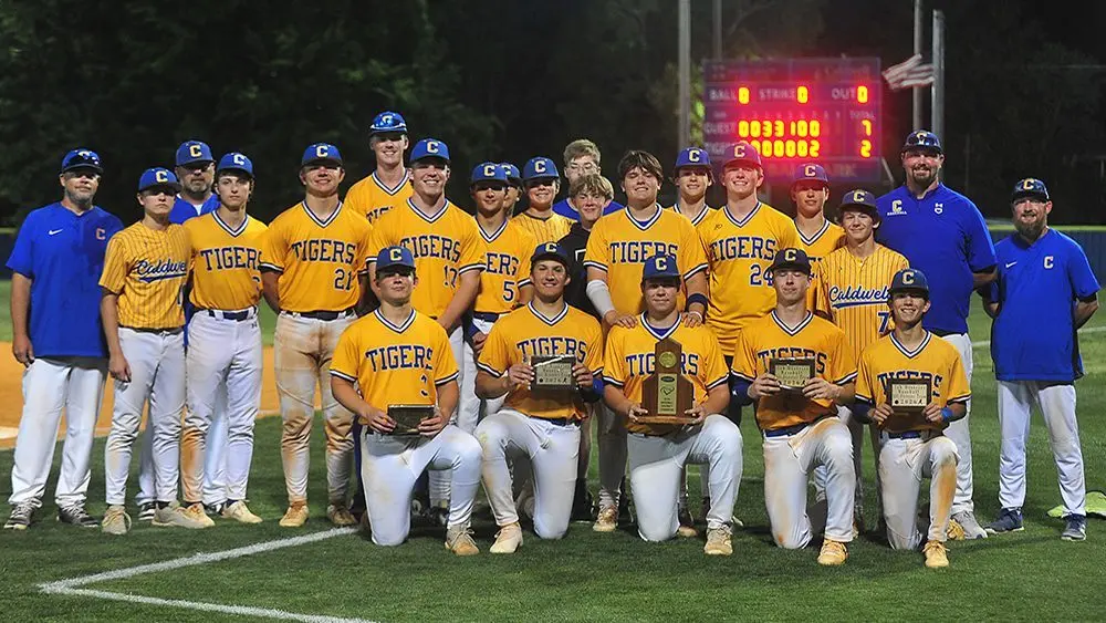 tiger-team-with-trophy908759