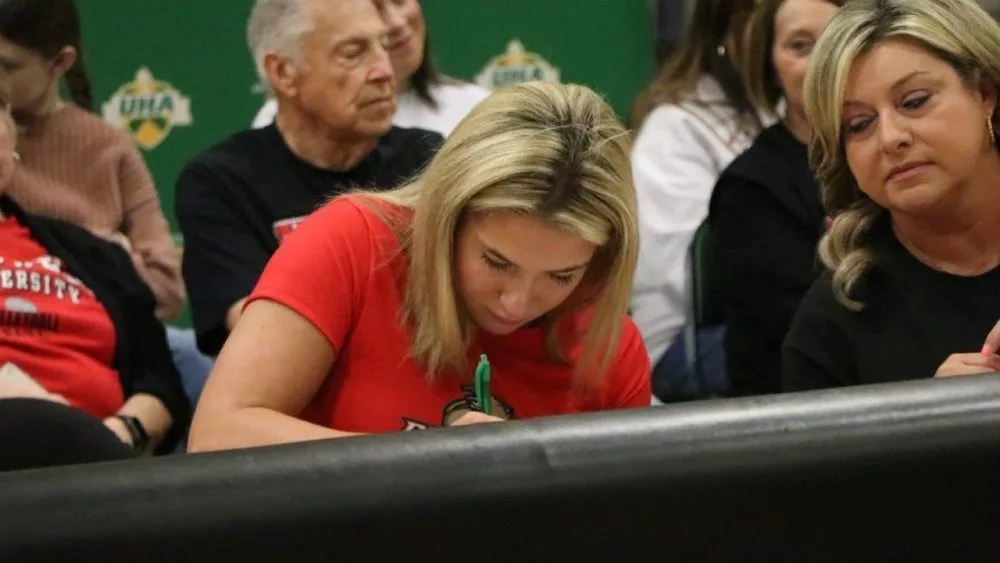 olivia-signing-38-e1744391868666584372