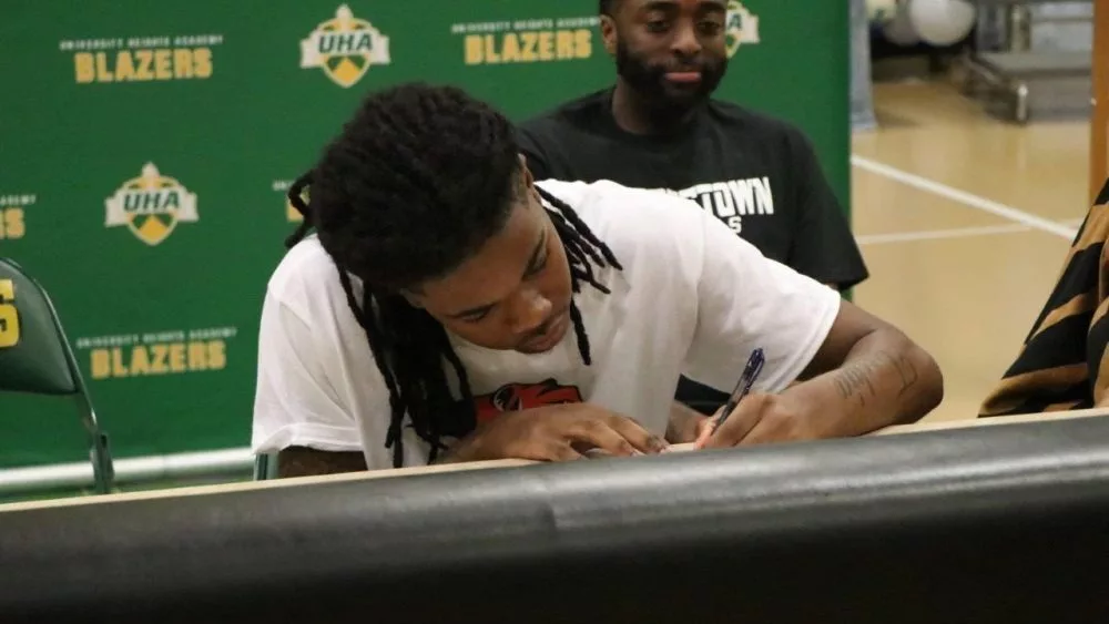 elijah-walton-signing-4-e1746633444110384826