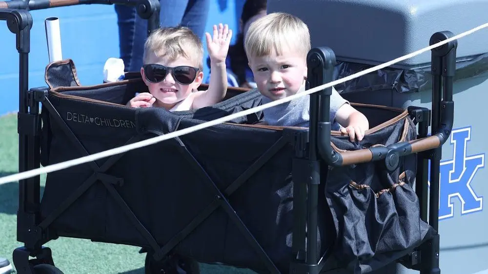 young-fans-2-e1754226268510507599