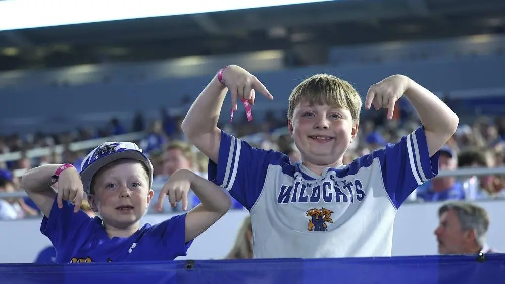 young-fans-horn-downs-e1760878070467332490