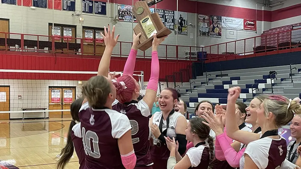 henderson-holds-up-trophy83542