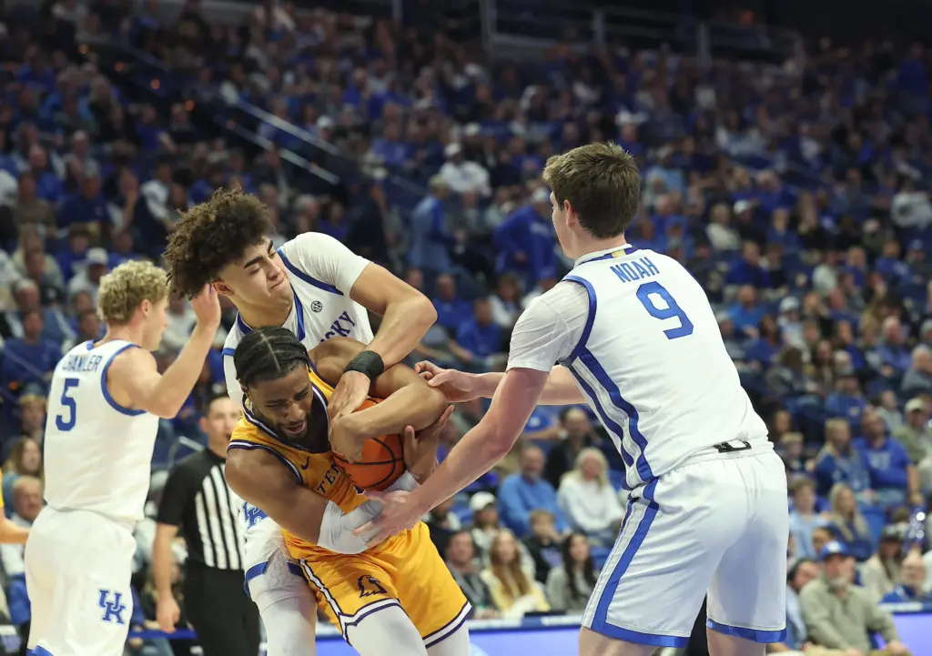 moreno-fighting-hard779411