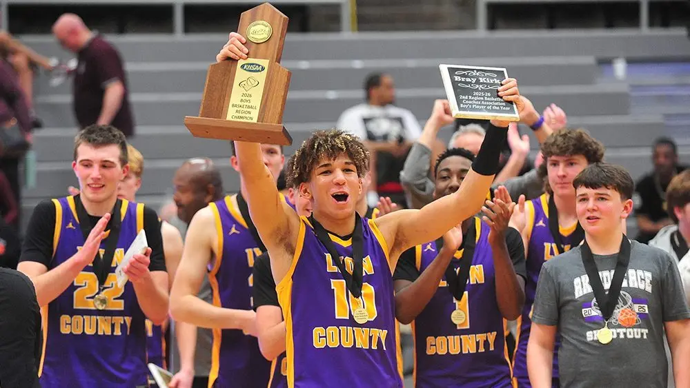 lyon-with-trophy183782