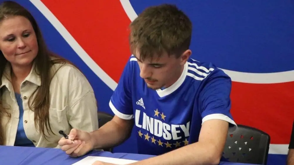 noah-signing-39-e177636520742586204