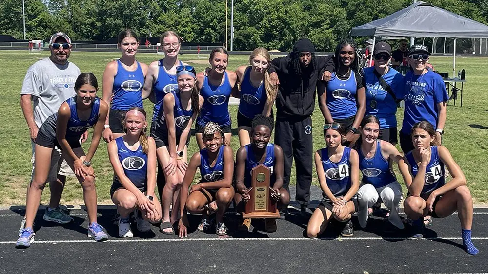 lady-falcons-with-championship-trophy480437