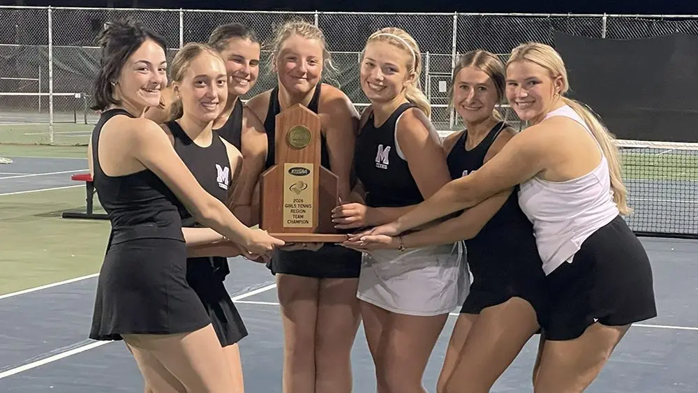 lady-maroons-with-team-trophy673878