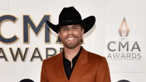 m_dustinlynch2023cmaawardsdisneyscottkirkland233485