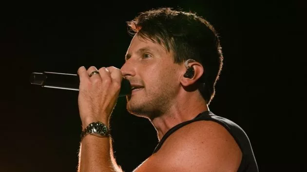 m_russelldickerson2022cmafestperformance2abc626490