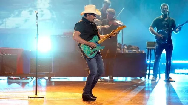 m_bradpaisleynbcpeopleschoicecountry757252