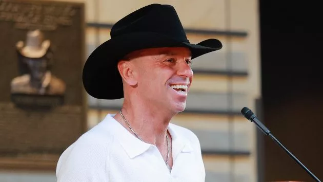 getty_kennychesneycmhof071025244549