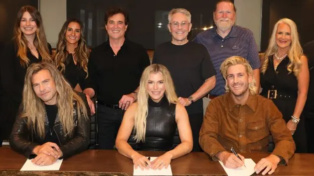 m_thebandperrybigmachinesigningphoto788211