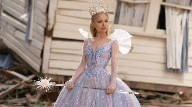m_ariana20as20glinda_giles2020keyte20universal20pictures_102825629819