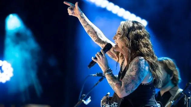 m_ashleymcbrydecmafanfest_larrtymccormack_120225822750