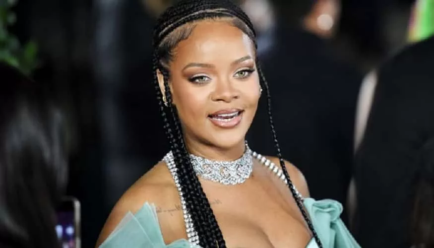 fans-speculate-that-rihannas-album-is-dropping-this-friday-700x400