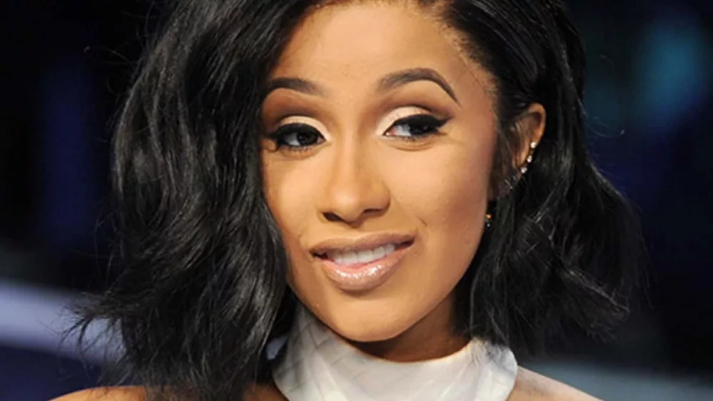 cardi-b-arrives-at-the-2017-mtv-video-music-awards-at-the-forum-on-august-27-2017-in-inglewood-california-photo-by-gregg-deguire_getty-images-500