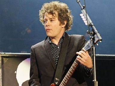 gty_jason_white_lb_141208_4x3t_384