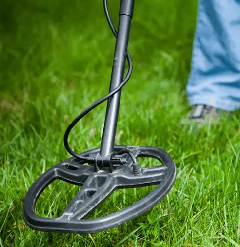 screenshot-2025-08-04-at-22-55-03-metal-detector-in-action-stock-photo-download-image-now-recreational-metal-detector-ring-jewelry-grass-istock