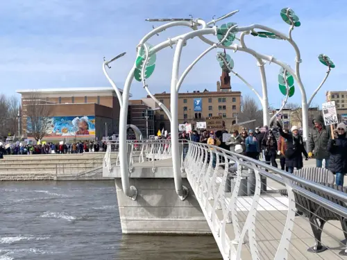 no-kings-bridge-crossing