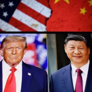 Photos of U.S. President Donald Trump and President of the People's Republic of China Xi Jinping appear on a smartphone screen. 11.04.2025. New York^ USA.