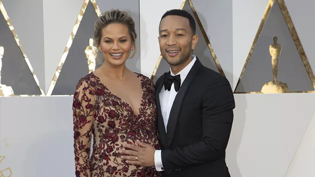 m_johnlegendchrissyteigen_030716