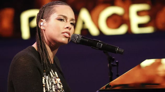 m_aliciakeysbraidsatpiano_1010141