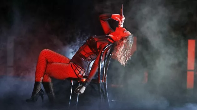 m_beyonceat2014grammys_030214