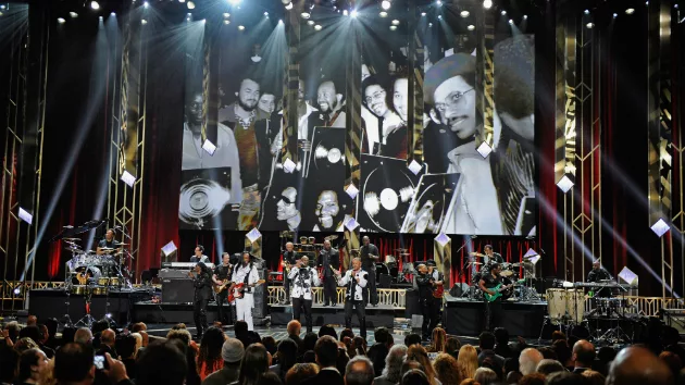 m_earthwindfire630_grammysalute_083016