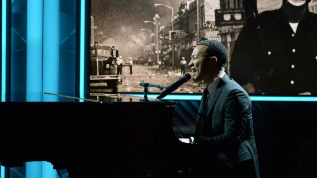 johnlegendtakingthestage_111716