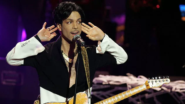 getty_princeonstagelistening_010917